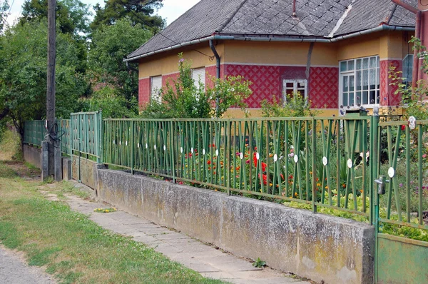 Schönes ländliches Haus — Stockfoto