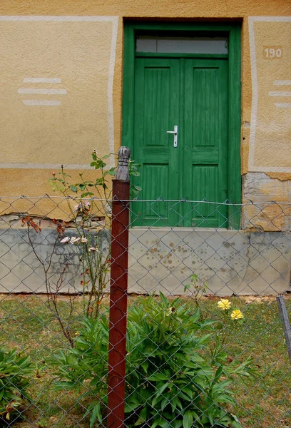 Detail budovy je fasáda s dřevěné dveře — Stock fotografie