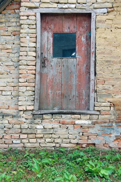 Детали фасада старого здания с деревянной дверью — стоковое фото
