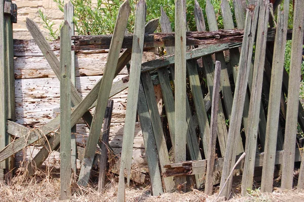 Cerca deteriorada velho — Fotografia de Stock