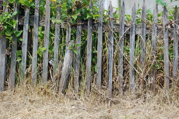 Vecchia recinzione deteriorata — Foto Stock