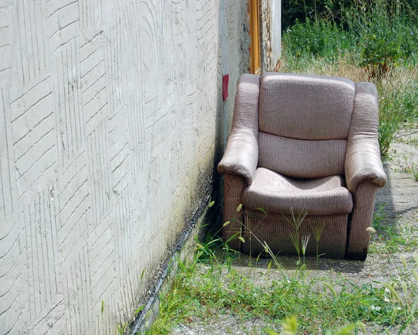 Bahçedeki eski koltuk