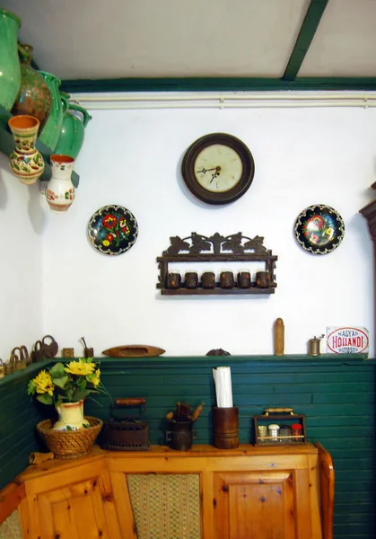 Staré tradiční kuchyň s vybavením — Stock fotografie