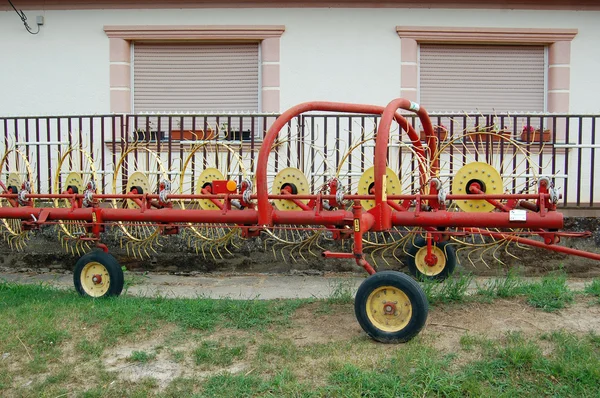 Verão Paisagem rural com maquinaria agrícola — Fotografia de Stock
