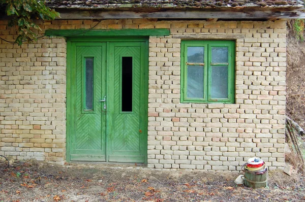 Eski ahşap kapı ile bina cephe detay — Stok fotoğraf