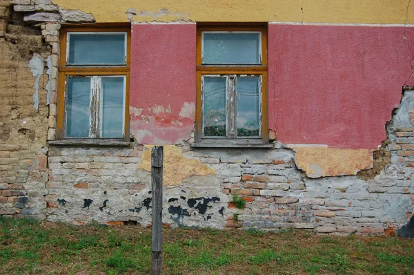 Dettaglio facciata del vecchio edificio con finestre — Foto Stock