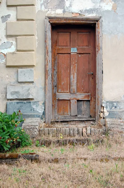 Detail der Fassade des alten Gebäudes mit Holztür — Stockfoto