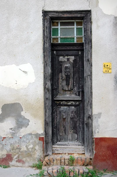 Detail der Fassade des alten Gebäudes mit Holztür — Stockfoto