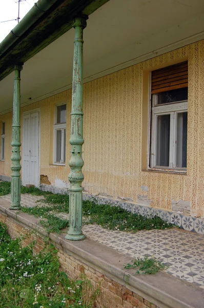 Detail der Fassade des alten Gebäudes mit Fenstern — Stockfoto