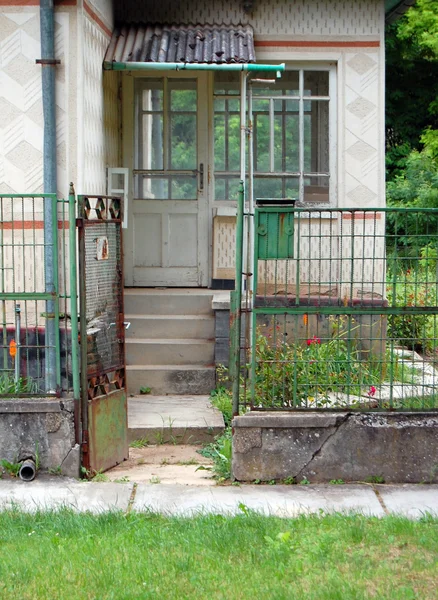 Detail van oude gebouw gevel met windows — Stockfoto