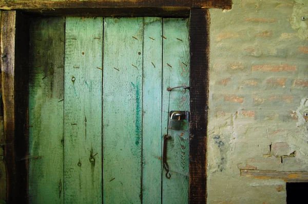 Dettaglio della facciata del vecchio edificio con porta in legno — Foto Stock