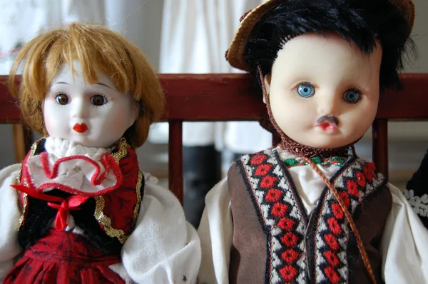 Vintage Puppen in traditionellen ungarischen Kleidern — Stockfoto