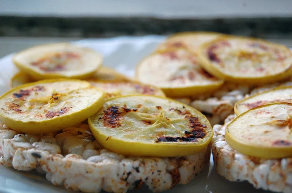 건강 식품, 쌀 크래커 구운된 사과 칩 — 스톡 사진