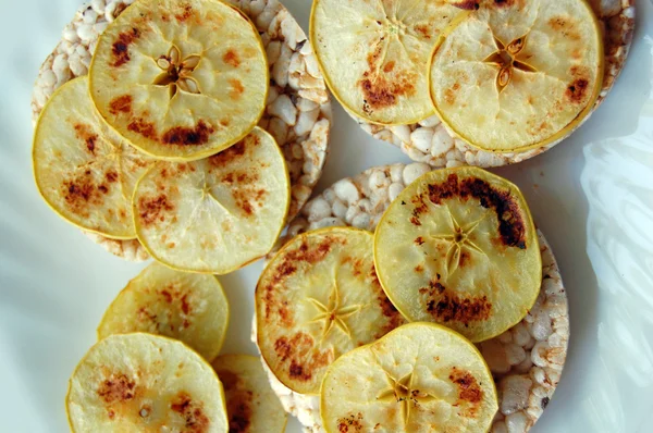 Zdravé jídlo, rýžové krekry s čipy pečená jablka — Stock fotografie