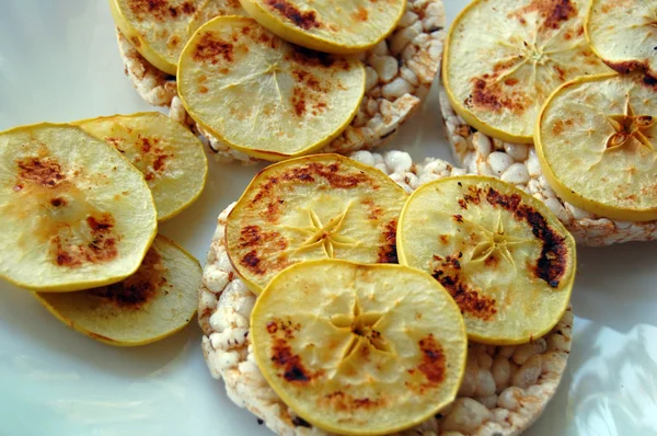 Zdravé jídlo, rýžové krekry s čipy pečená jablka — Stock fotografie