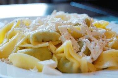 Ispanak ve ricotta dolu mantı