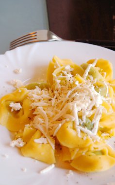 Ispanak ve ricotta dolu mantı