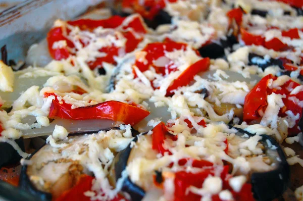 Verduras a la parrilla con queso de cabra fresco —  Fotos de Stock