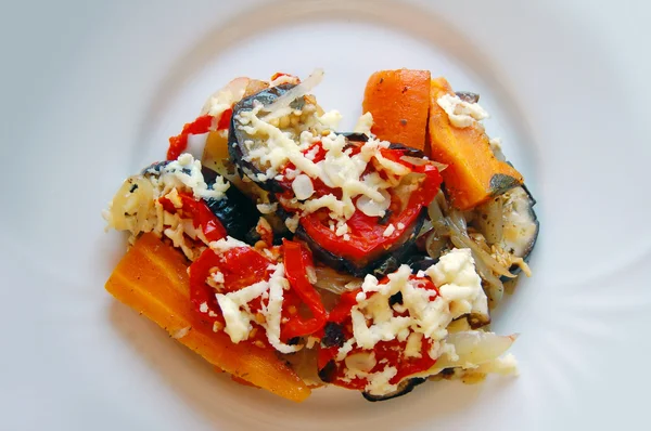 Verduras a la parrilla con queso de cabra fresco —  Fotos de Stock