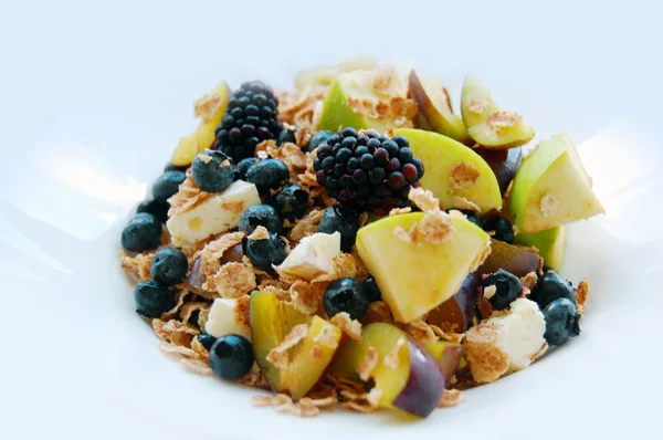 Desayuno saludable, frutas de verano, queso de cabra y cereales de cebada — Foto de Stock