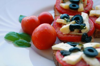 Bruschetta domates, Siyah Zeytin, keçi peyniri, otlar ve kızarmış ekmek üzeri yağlıboya