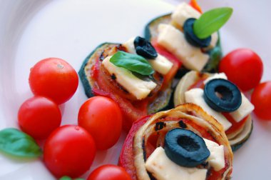 Kızarmış kabak dilimleri domates, Siyah Zeytin, keçi peyniri ve fesleğen ile