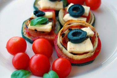 Kızarmış kabak dilimleri domates, Siyah Zeytin, keçi peyniri ve fesleğen ile