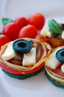 Kızarmış kabak dilimleri domates, Siyah Zeytin, keçi peyniri ve fesleğen ile