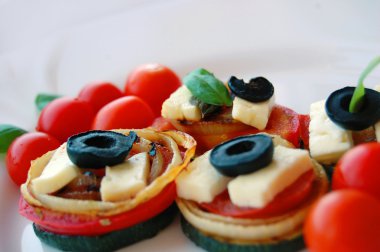 Kızarmış kabak dilimleri domates, Siyah Zeytin, keçi peyniri ve fesleğen ile