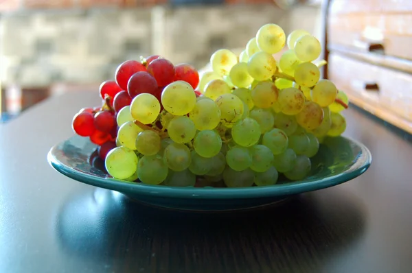 Uvas vermelhas e brancas — Fotografia de Stock