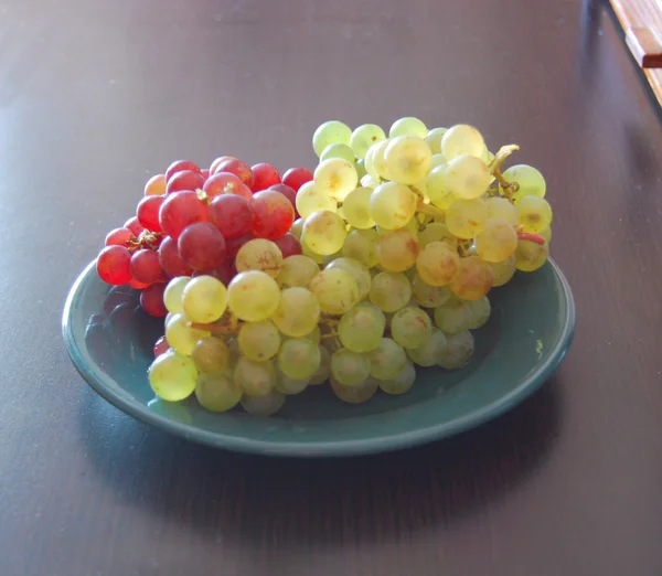 Rote und weiße Trauben — Stockfoto