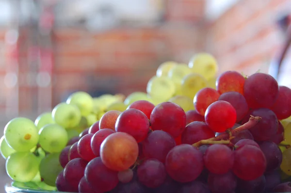 Rote und weiße Trauben — Stockfoto