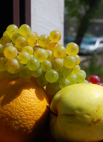 Разнообразные осенние фрукты с виноградом и апельсином — стоковое фото