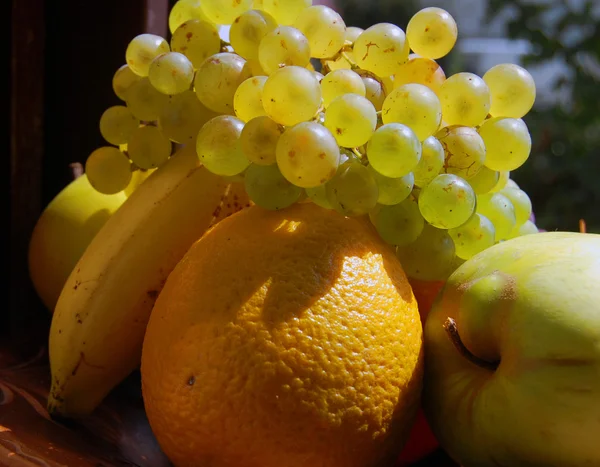 Frutas de outono sortidas com uvas e laranja — Fotografia de Stock