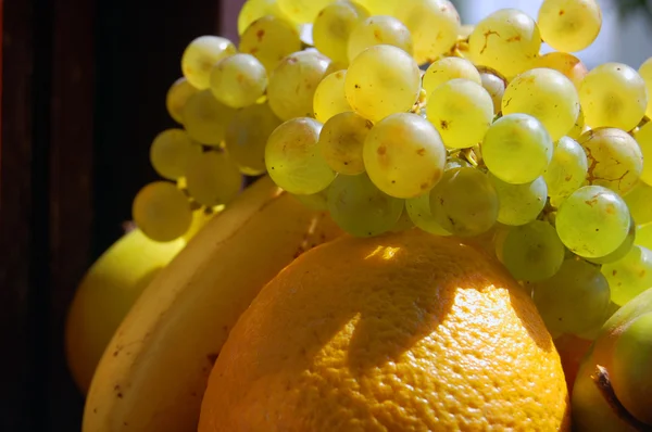 Sortierte Herbstfrüchte mit Trauben und Orange — Stockfoto