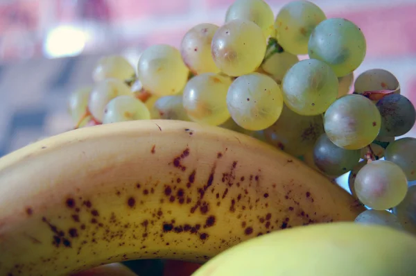 Fruits d'automne assortis avec raisins et banane — Photo