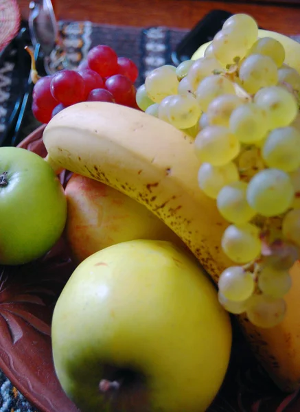 Variedad de frutas de otoño con uvas y manzana — Foto de Stock