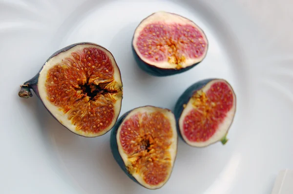 Fondo de frutas frescas con higos maduros en plato blanco — Foto de Stock