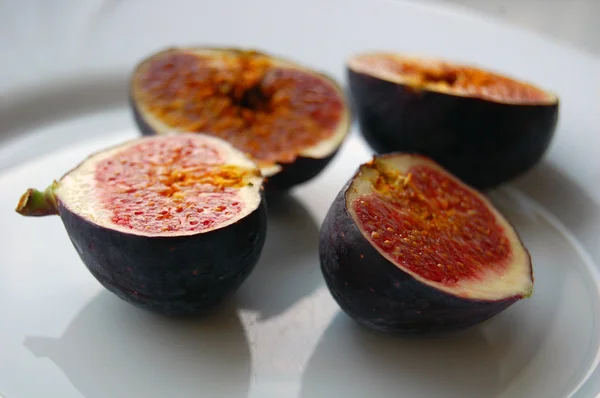 Frisches Obst Hintergrund mit reifen Feigen auf weißem Teller — Stockfoto