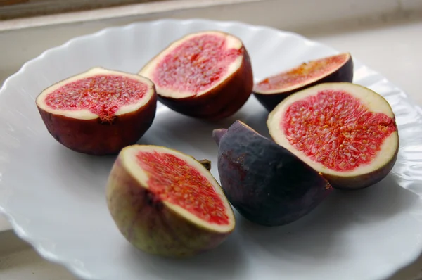 Fundo de frutas frescas com figos maduros na placa branca — Fotografia de Stock