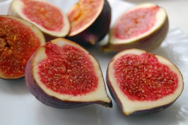 Fondo di frutta fresca con fichi maturi su piatto bianco — Foto Stock