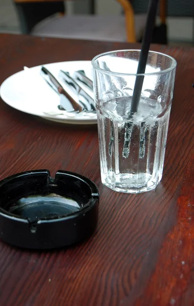 Glas water op een tafel in een restaurant — Stockfoto
