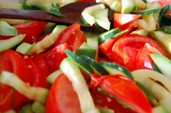 Closeup ψιλοκομμένα φρέσκα εποχιακά λαχανικά — Φωτογραφία Αρχείου
