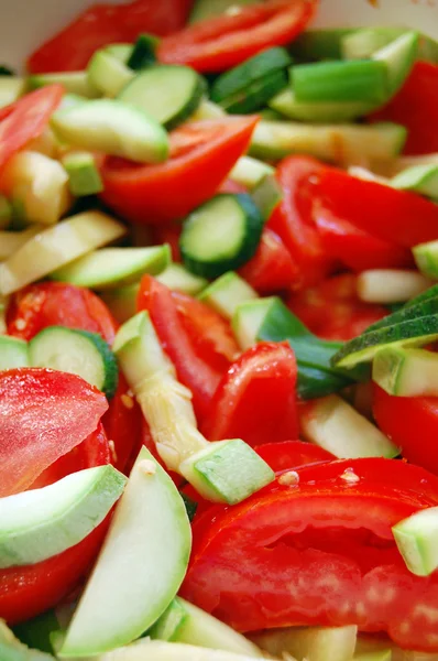 Primo piano di verdure fresche di stagione tritate — Foto Stock