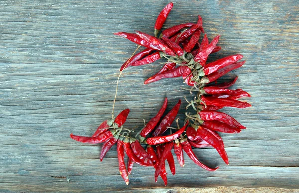 Pimientos rojos picantes sobre mesa de madera — Foto de Stock