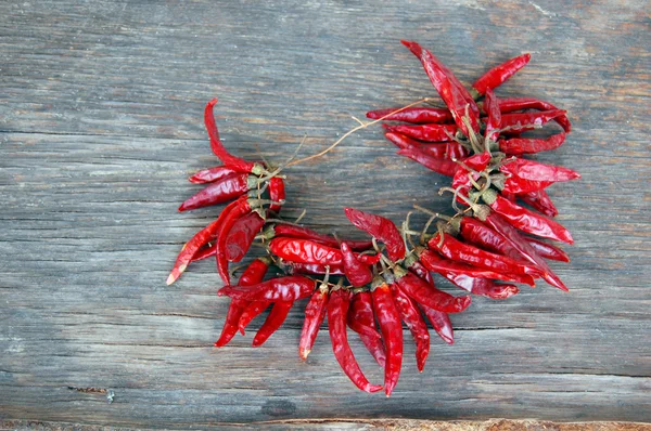 Pimientos rojos picantes sobre mesa de madera — Foto de Stock