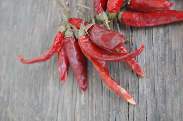 Pimientos rojos picantes sobre mesa de madera — Foto de Stock