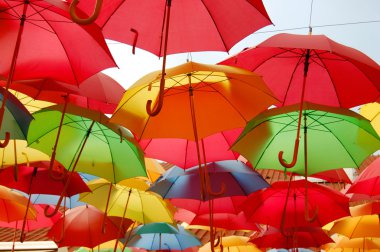 Sokak renkli şemsiyelerle süslenmiş.