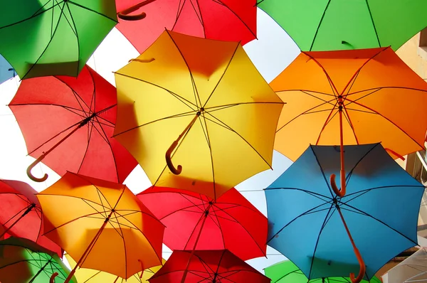 用彩色雨伞装饰的街道 — 图库照片