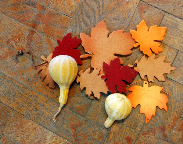 Piękne kolory jesieni sztucznych liści i dynie na parkiet — Zdjęcie stockowe